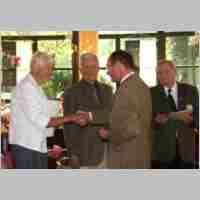 592-1724 Hauptkreistreffen 2009. Dr. Husen gratuliert und ueberreicht die Ehrennadel.jpg